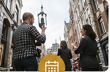 Groep verkent al spelend de stad tijdens een event