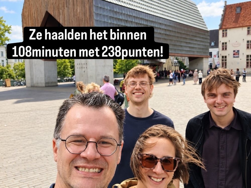 Vier spelers maken een selfie op het Sint-Veerleplein in Gent, met over het beeld de tekst: ze haalden het binnen 108 minuten met 238 punten