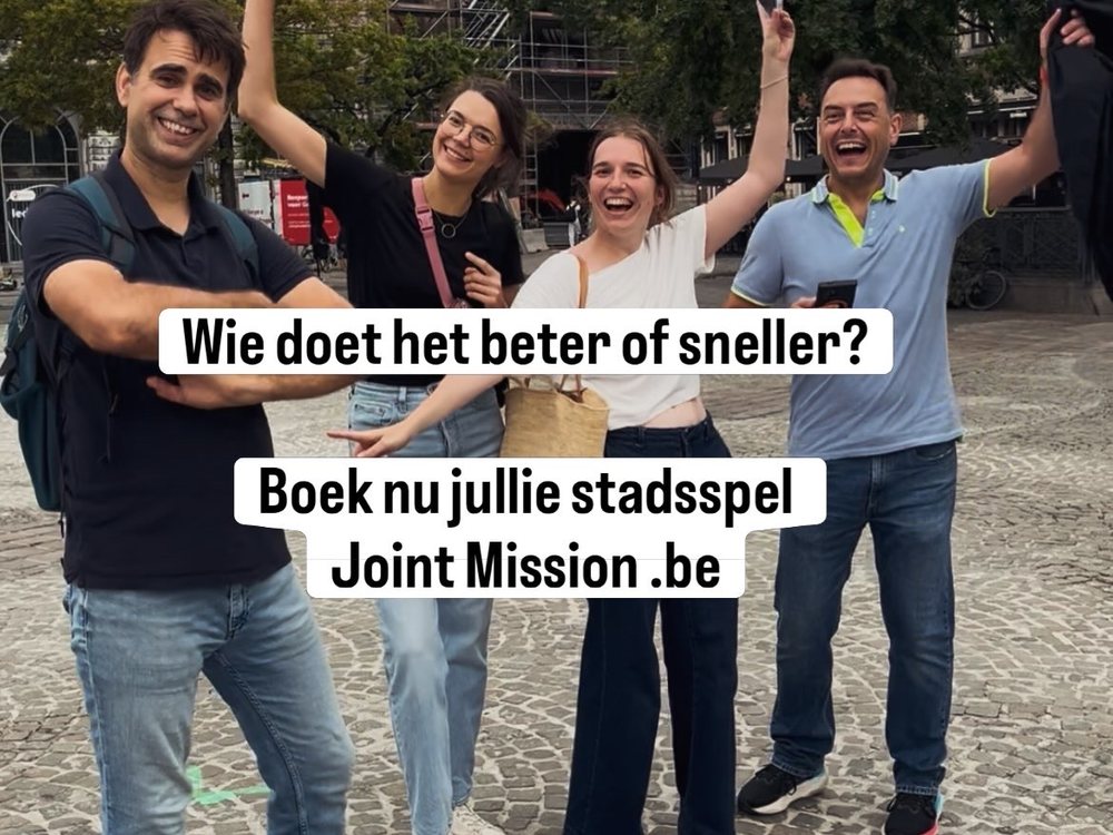 Vier spelers juichen met de armen omhoog op een plein in Gent, met over het beeld de tekst: wie doet het beter of sneller, boek nu jullie stadsspel op Joint Mission punt be