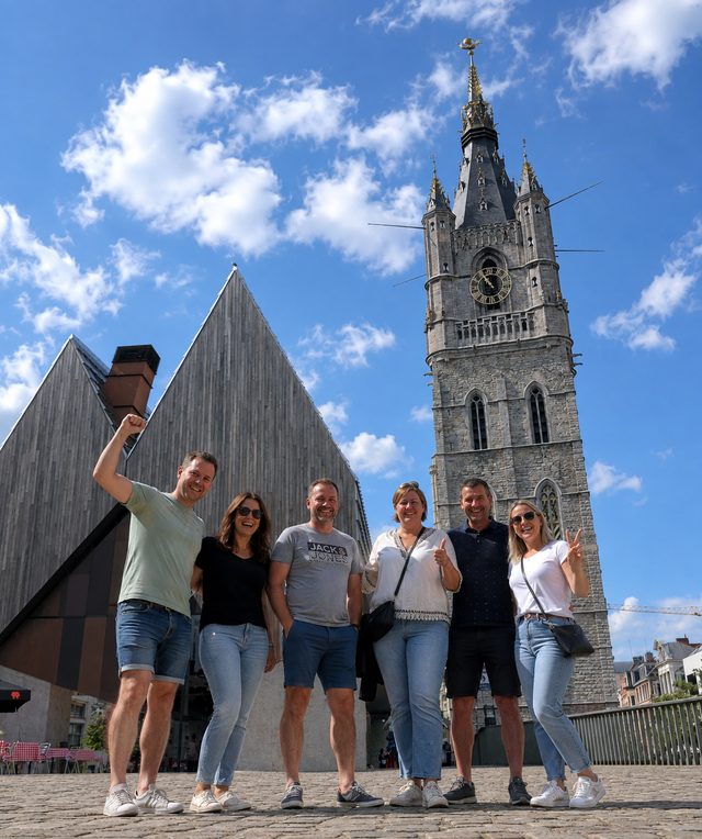 Zes spelers steken de vuist en de duim op voor het Belfort in Gent